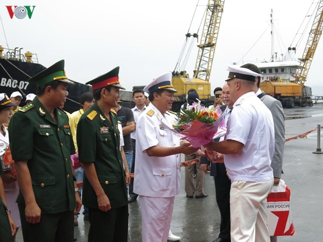 Hinh anh tau chong ngam cua Hai quan Nga cap cang Da Nang-Hinh-3